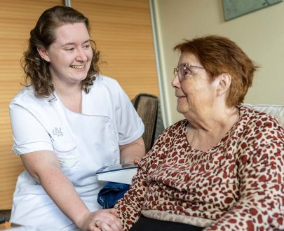 Infirmière prend soin résidente