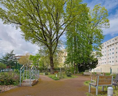 Jardin aménagé avec parcours de marche