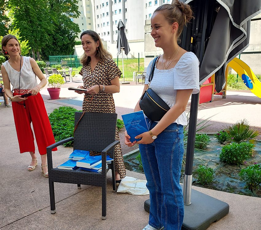 Remise des livres en présence des étudiants