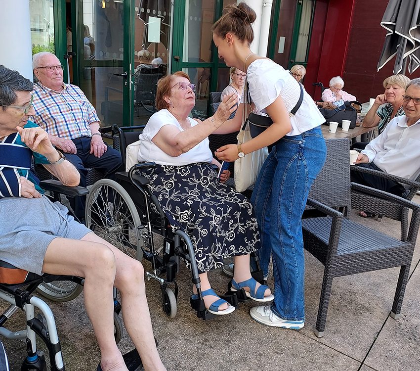 une jeune fille embrassant une personne âgée