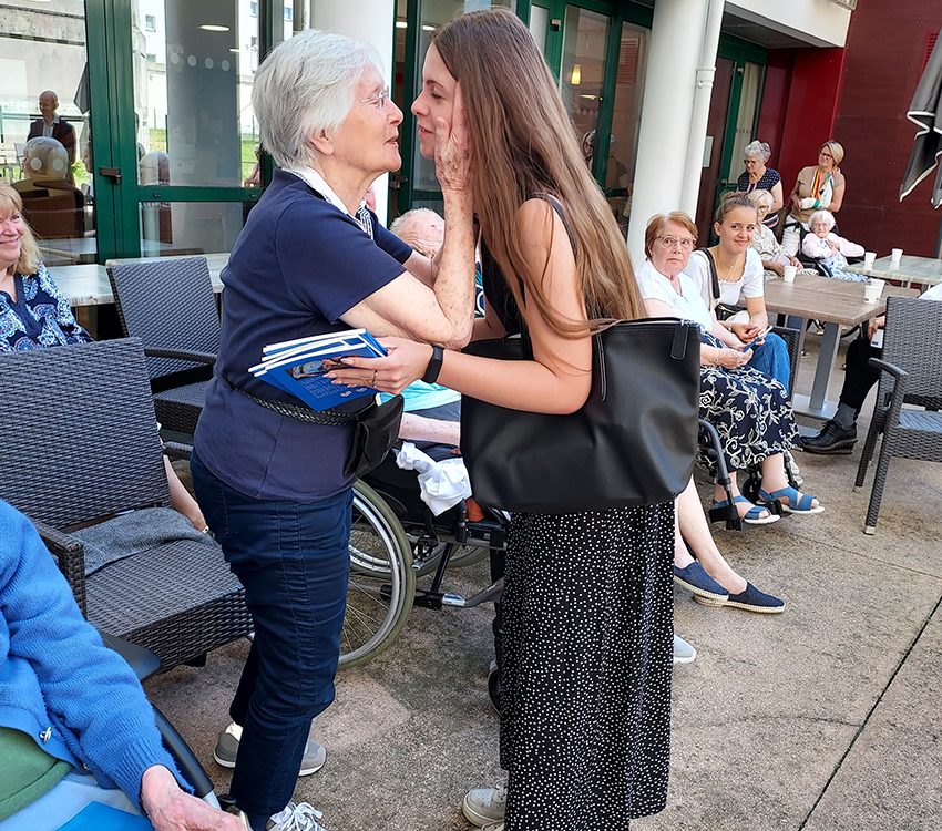 une lyceenne embrassant une personne agee