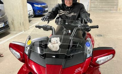 Jeannine, une résidente sur une moto